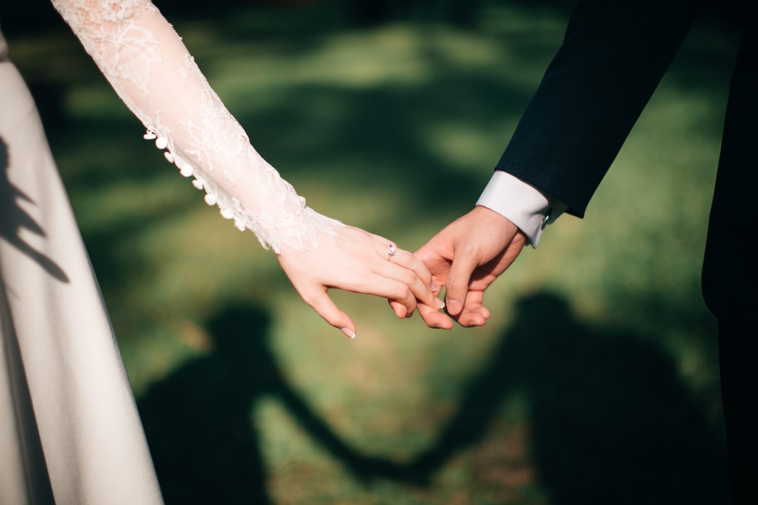 dos personas de la mano boda