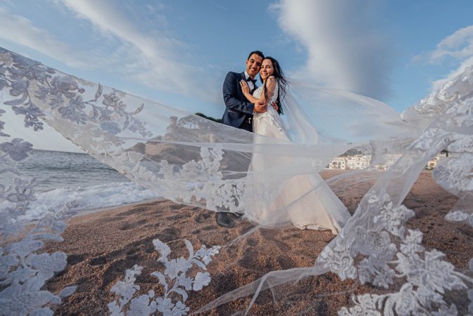 Sesión Fotográfica Postboda Novia con vestido en el amanecer de la playa